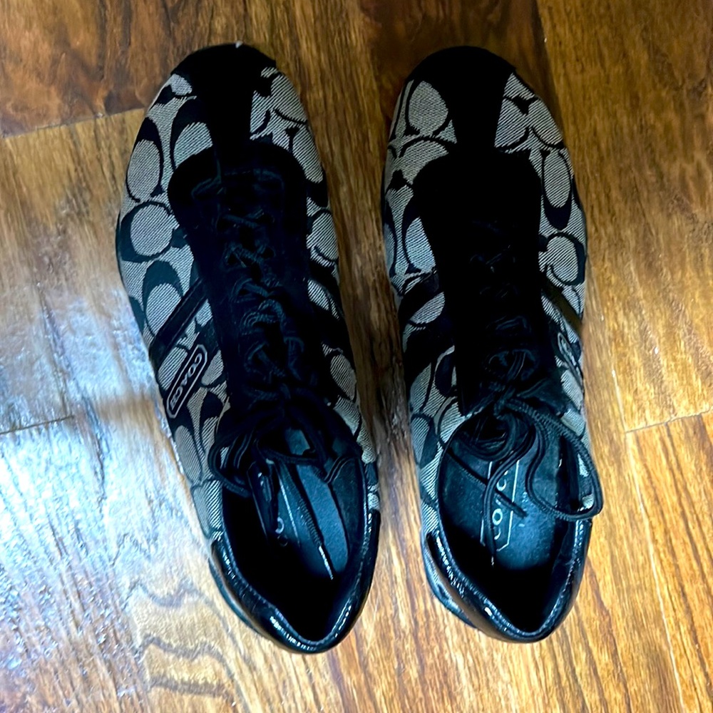 Coach ladies shoes size 7 barely worn.